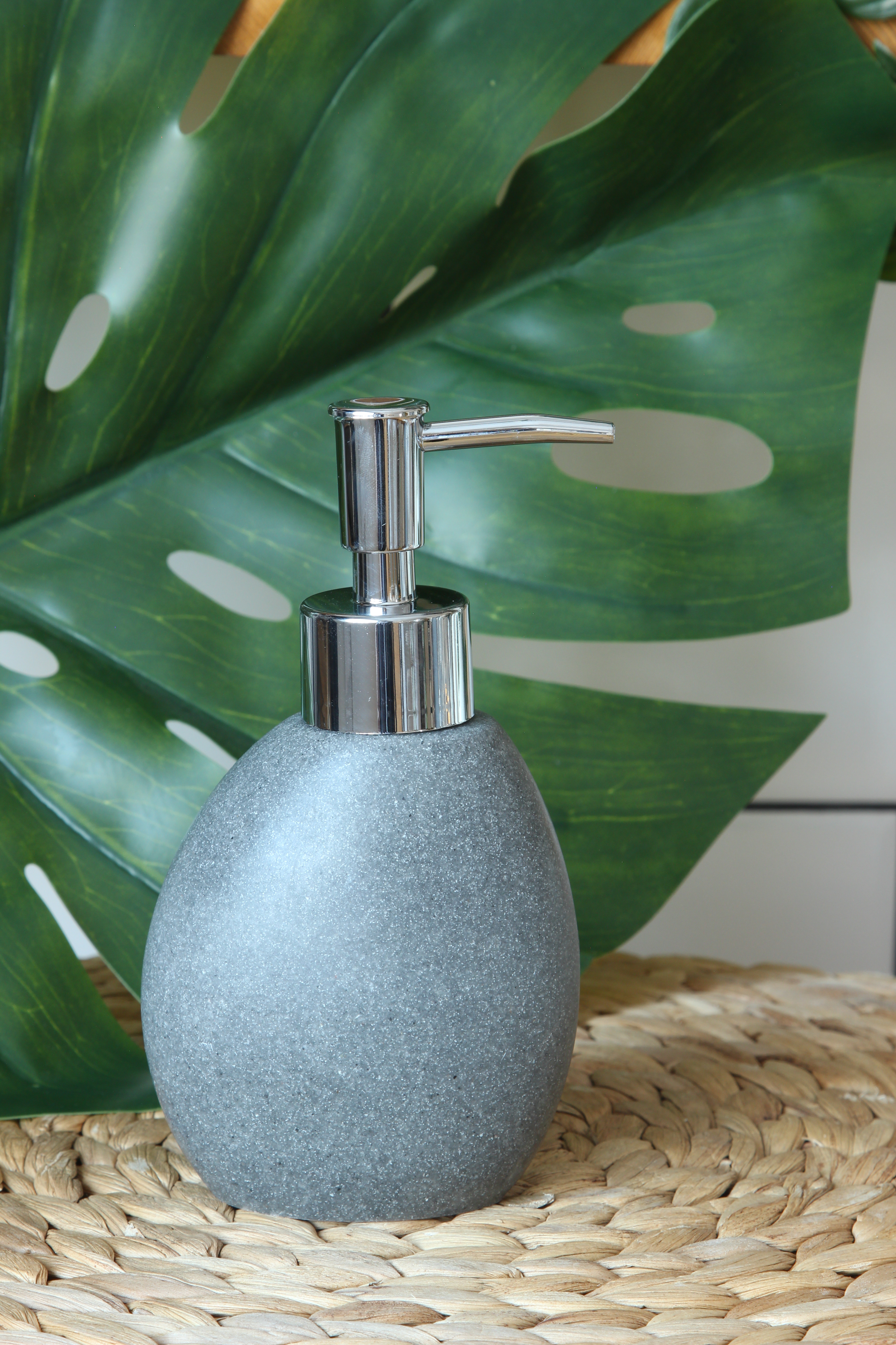 Дозатор для жидкого мыла Delphinium коллекция "Темный камень", полирезина