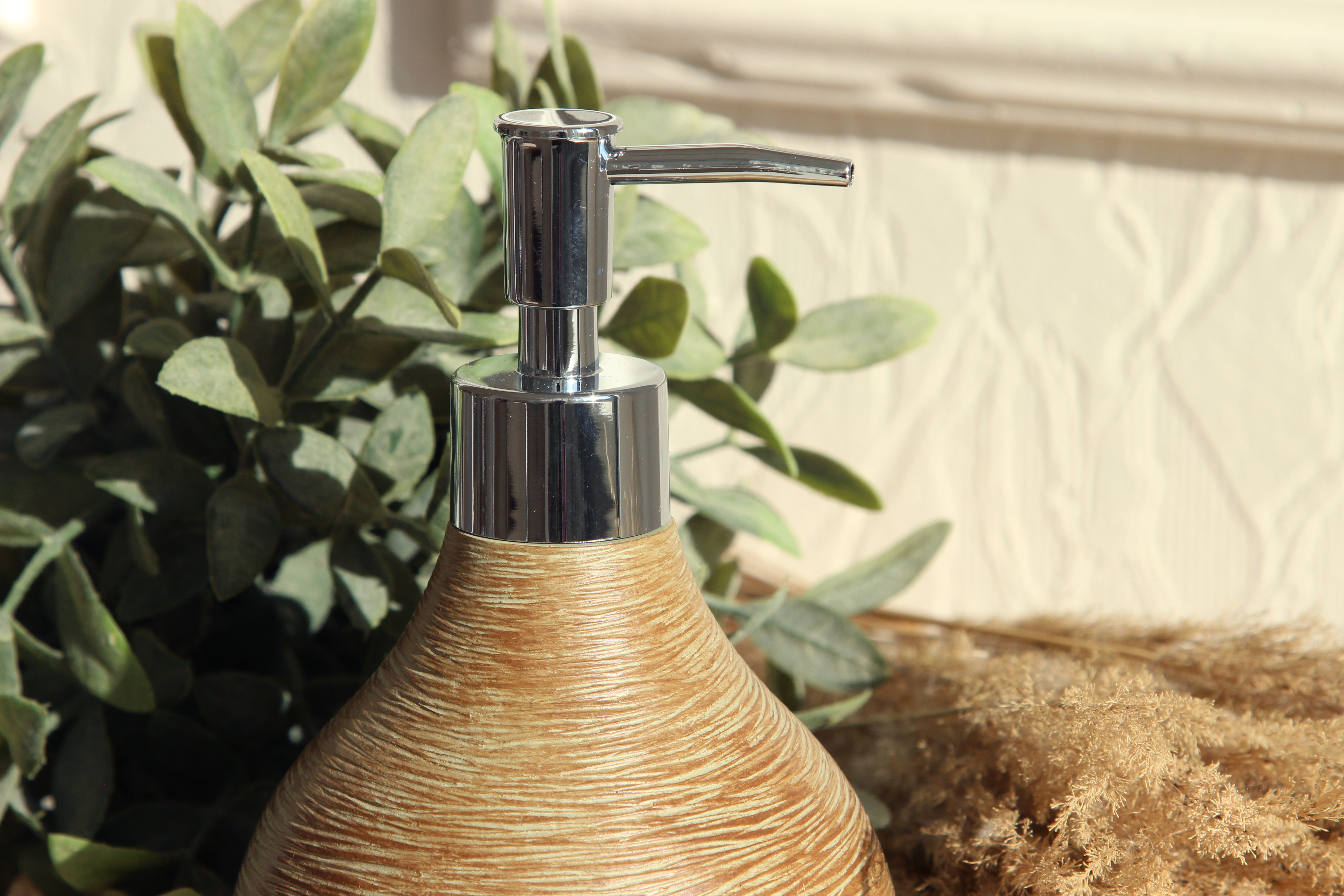 Дозатор для жидкого мыла Delphinium коллекция "Шарм", полирезина