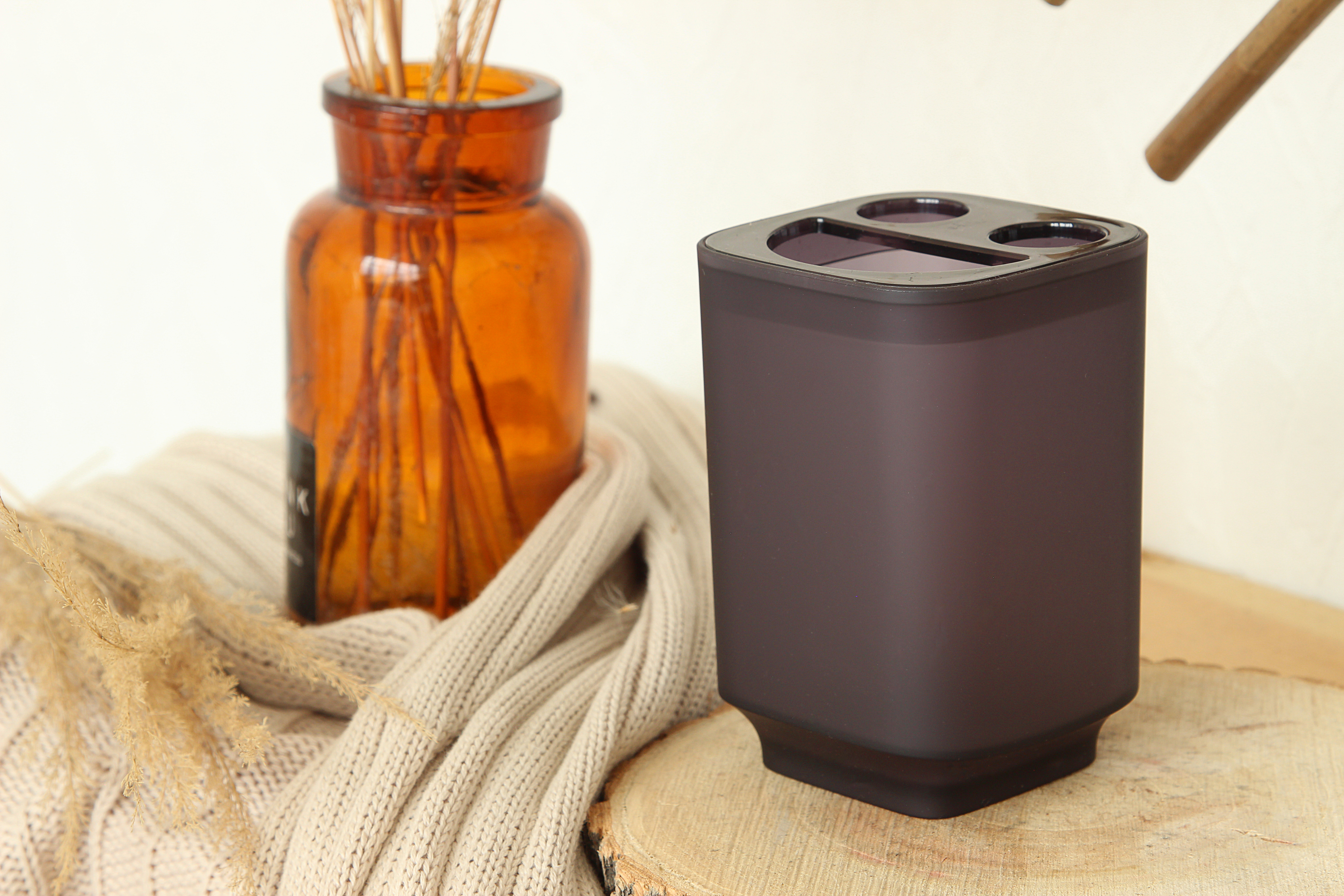 Стакан для зубных щеток Delphinium коллекция "Violet", пластик