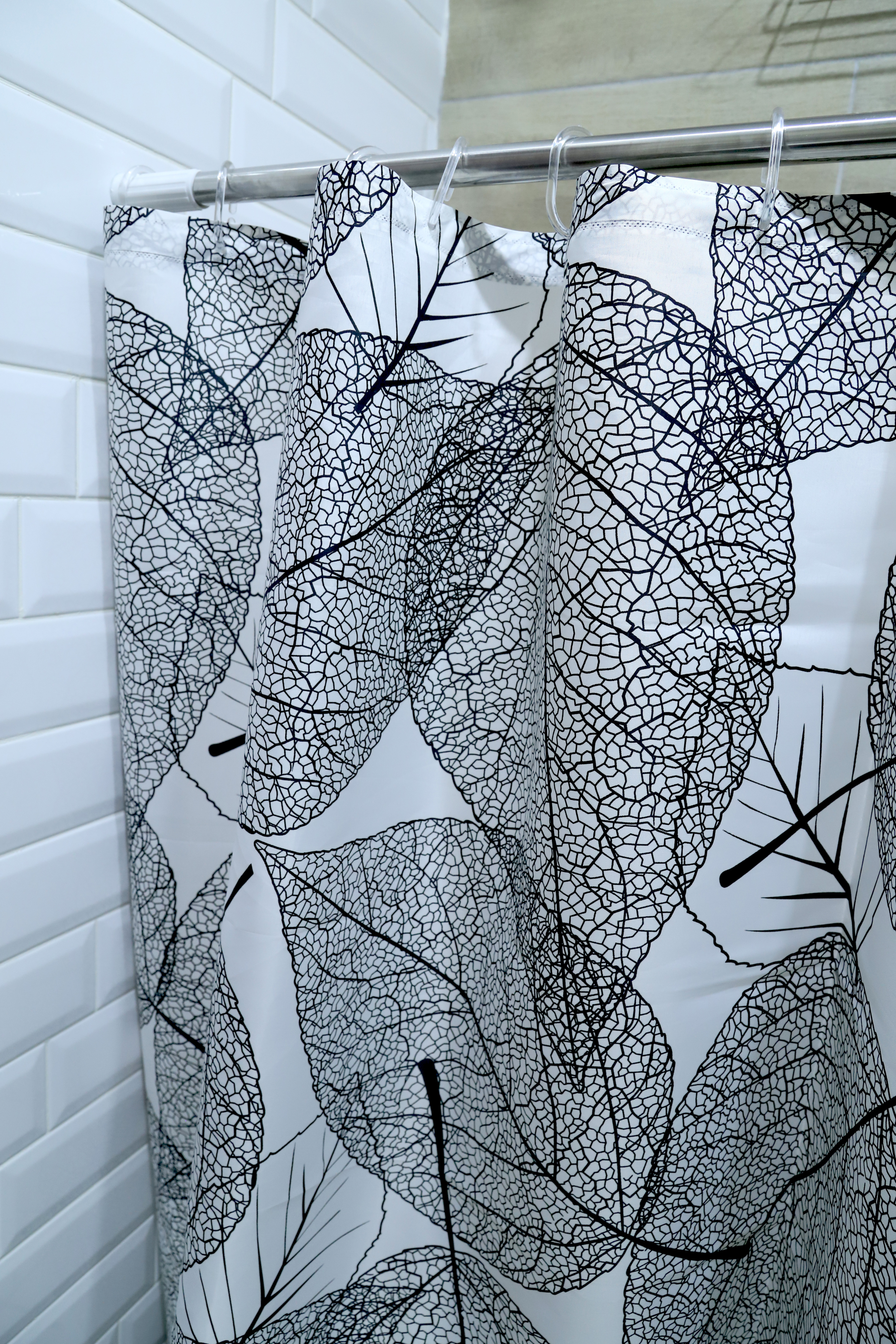 Штора для ванной Delphinium "Листья" полиэстер 180х180см, 12 колец, мультиколор