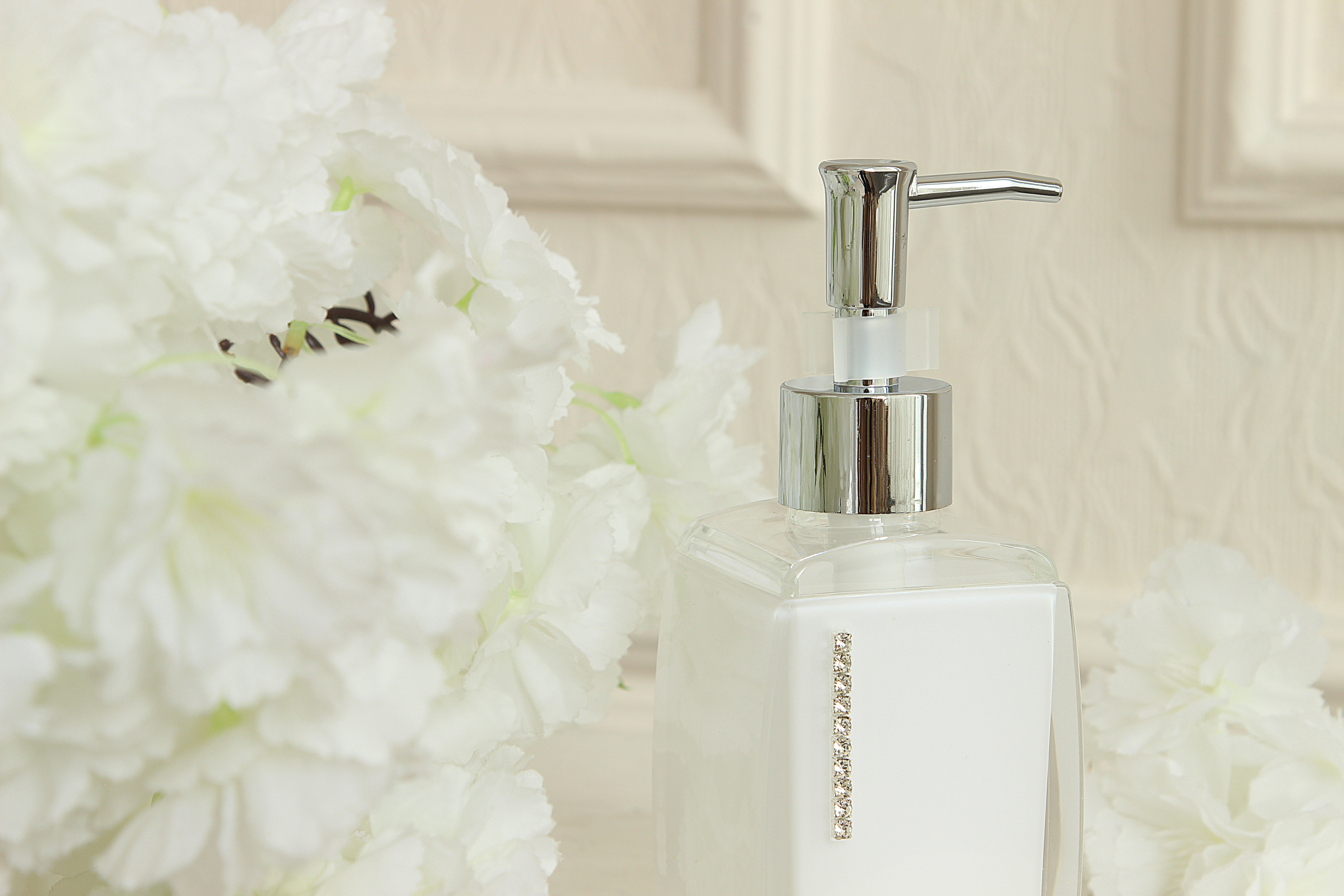 Дозатор для жидкого мыла Delphinium коллекция "White cristal", пластик